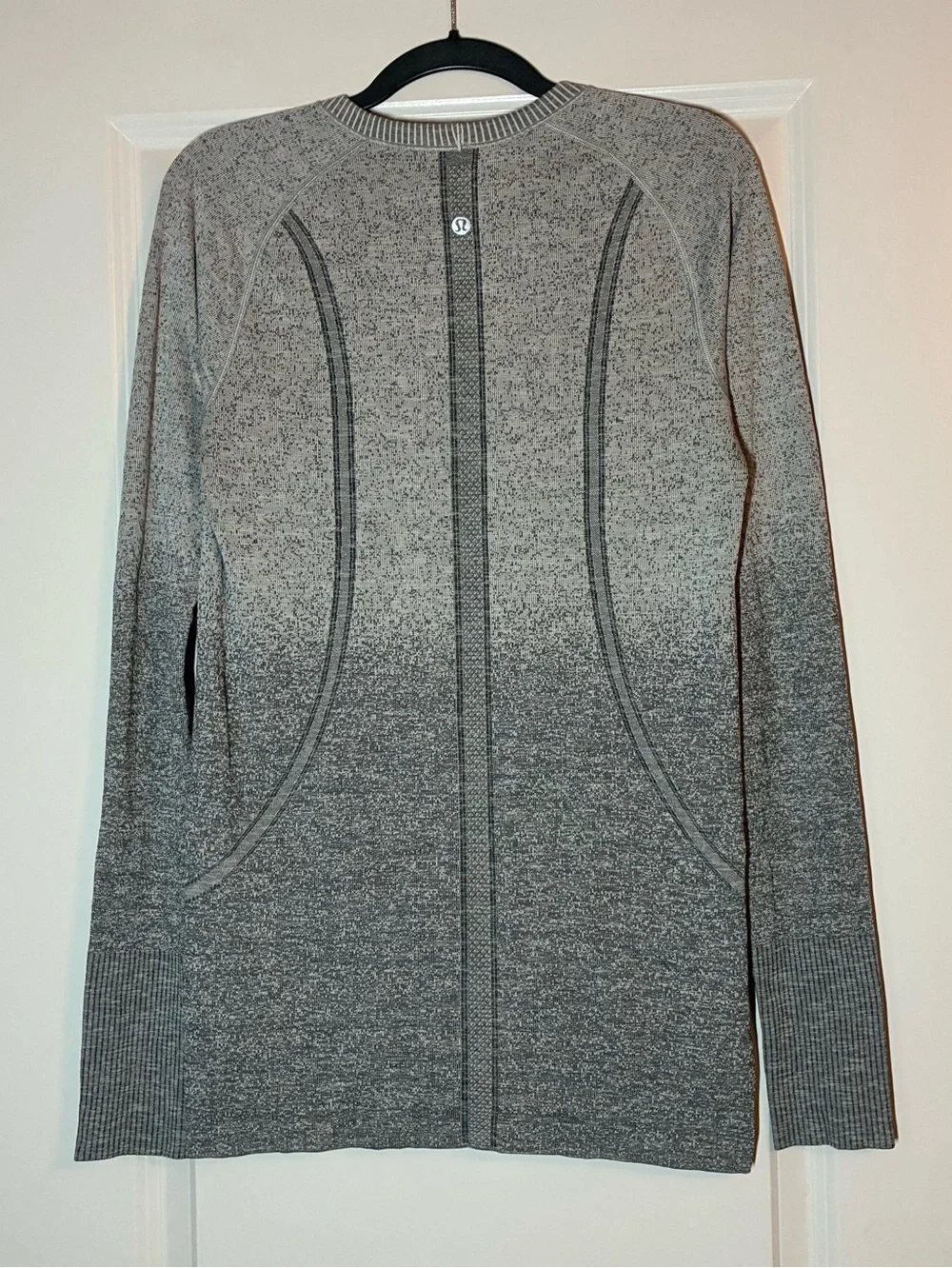Lululemon Swiftly Tech Long Sleeve Crew in Ombre White / Dark Cast Size 8